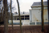Achterzijde van Villa Volta, kort na de opening in 1996, gefotografeerd vanaf het pad dat direct langs de parkgrens langs de Europalaan loopt