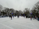 IJsbaan naast de <a href="/lemma/Warme_Winter_Weide" title="Warme Winter Weide">Warme Winter Weide</a> in <a href="/lemma/Winter_Efteling_2024-2025" title="Winter Efteling 2024-2025">Winter Efteling 2024-2025</a>