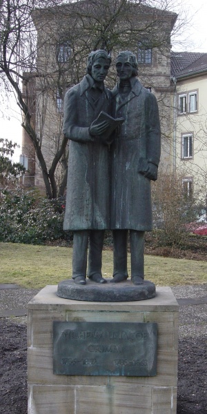 Bestand:Kassel Brüder-Grimm-Denkmal.jpg