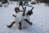 Nieuwe decoratie in de vorm van enorme sneeuwballen met getroffene er in, <a href="/lemma/Langlaufbaan_%27t_Hijgend_Hert" title="Langlaufbaan &#039;t Hijgend Hert">Langlaufbaan &#039;t Hijgend Hert</a>, december <span class="redlink">2010</span>