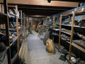 Achter de schermen <a href="/lemma/Spookslot" title="Spookslot">Spookslot</a> in <a href="/lemma/2022" title="2022">2022</a>. Opslag voor mallen van allerlei figuren uit het park, zoals de uil van het <a href="/lemma/Leerhuys" title="Leerhuys">Leerhuys</a>, vooraan.