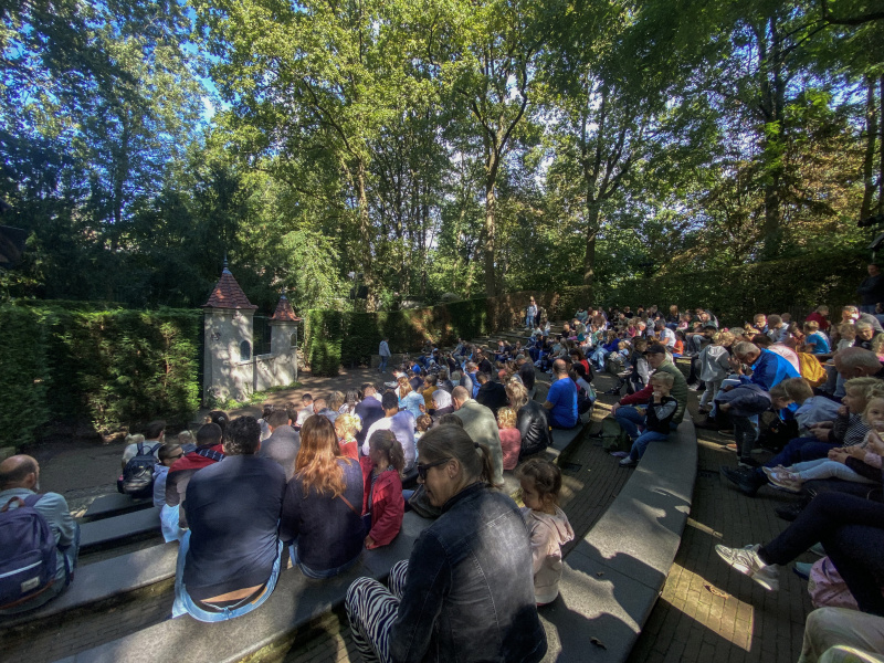 Bestand:Sprookjesbostheater-vol-2023.jpg