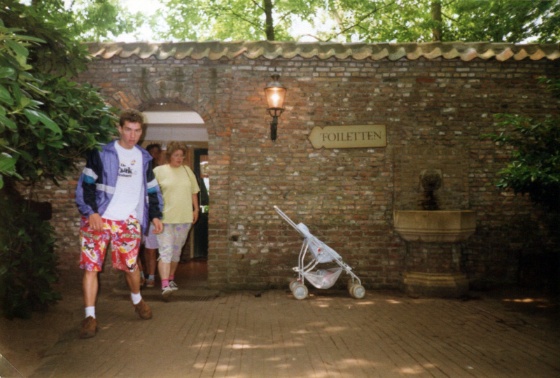 Bestand:Toiletgroepkb1992.jpg