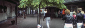 De binnenplaats van <a href="/lemma/In_den_Ouden_Marskramer" title="In den Ouden Marskramer">In den Ouden Marskramer</a> omstreeks <a href="/lemma/1982" title="1982">1982</a>