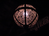 Metalen filigraanlamp in nok <a href="/lemma/Lijn%27s_Zweefhuys" title="Lijn&#039;s Zweefhuys">Lijn&#039;s Zweefhuys</a> - Foto: Collectie WWCW, 2002