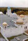 Exterieur, 04-1985. Het dak van het showgebouw, gezien vanaf de minaret. Enkele prefab-decoraties ontbreken nog op de dakranden. Op de achtergrond goed zicht op de heuvel aan de Vonderplas met Pieckse bankjes.