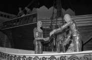 Handelaren-animatronics op de boot in de <a href="/lemma/Haven" title="Haven">Haven</a> tijdens bouw <a href="/lemma/Fata_Morgana" title="Fata Morgana">Fata Morgana</a>