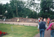 <a href="/lemma/Gedenkzuil" title="Gedenkzuil">Gedenkzuil</a> in <a href="/lemma/1992" title="1992">1992</a>