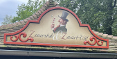 <a href="/lemma/Soete_Inval" class="mw-redirect" title="Soete Inval">Soete Inval</a>: bord op oostzijde dak: &quot;Zuurstok &amp; Zwart-Wit&quot; met daarop een heer in Oudhollandse kleding met hoge hoed die verbaasd kijkt naar een bij die cirkeltjes vliegt rond een zuurstok in zijn hand.