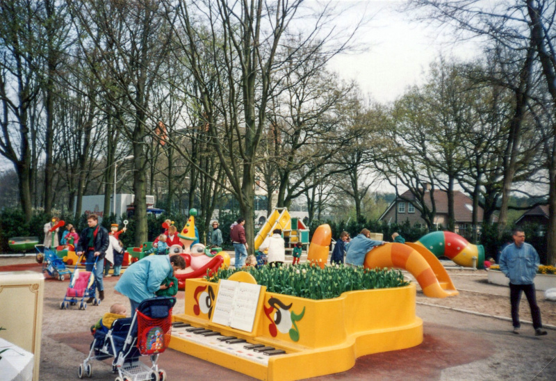 Bestand:Kleuterhof-openingsjaar-07.jpg