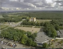 <a href="/lemma/Ingang_Noord" title="Ingang Noord">Ingang Noord</a>-parkeerterrein, latere plek van <a href="/lemma/Vogel_Rok" title="Vogel Rok">Vogel Rok</a> achter <a href="/lemma/Carnaval_Festival" title="Carnaval Festival">Carnaval Festival</a>, gezien vanaf (een drone) boven het Dienstencentrum achter <a href="/lemma/Jokie_de_Prrretneus_Souvenirs" title="Jokie de Prrretneus Souvenirs">Jokie de Prrretneus Souvenirs</a> midden jaren negentig