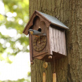 Vogelhuis met vogeltje in het <a href="/lemma/Sprookjesbos" title="Sprookjesbos">Sprookjesbos</a>.