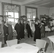 Viering van het <a href="/lemma/Jubileum" class="mw-redirect" title="Jubileum">tienjarig bestaan</a> van de <a href="/lemma/Efteling" title="Efteling">Efteling</a> in het <a href="/lemma/Caf%C3%A9-Restaurant" title="Café-Restaurant">Café-Restaurant</a> in <a href="/lemma/1961" title="1961">1961</a>