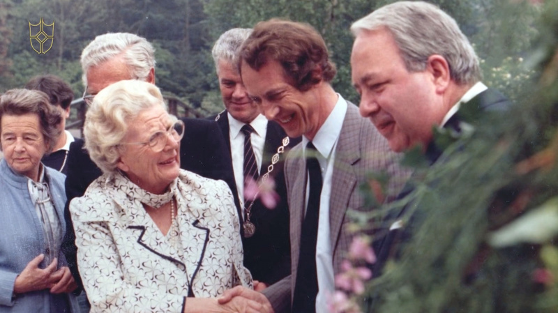 Bestand:JulianaTonStephanSchoor1985.jpg