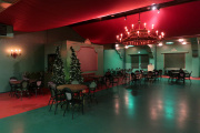 <a href="/lemma/Diorama" title="Diorama">Dioramahal</a> met zitgelegenheid en kerstbomen tijdens <a href="/lemma/Winter_Efteling_2022-2023" title="Winter Efteling 2022-2023">Winter Efteling 2022-2023</a>.