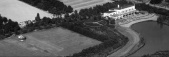 Luchtfoto van de eerste versie <a href="/lemma/Ingang_Noord" title="Ingang Noord">Ingang Noord</a> en de <a href="/lemma/Speelweide" title="Speelweide">Speelweide</a>, tweede deel jaren vijftig. Gedateerd rond <span class="redlink">1958</span> want in <a href="/lemma/1960" title="1960">1960</a> was de <a href="/lemma/Parkeerplaats_Noord" class="mw-redirect" title="Parkeerplaats Noord">Parkeerplaats Noord</a> al dubbel zo groot en de begroeiing is vele malen minder kaal dan op foto&#039;s elders uit 1956.