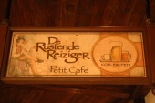 Bord De Rustende Reiziger, Station de Oost. Tekst: &quot;De Rustende Reiziger / Petit Cafe / Kopi - Bir - Teh&quot;.