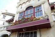 Gevel van <a href="/lemma/Theaterrestaurant_Applaus" title="Theaterrestaurant Applaus">Theaterrestaurant Applaus</a> nadat de naam is verwijderd, 2015.