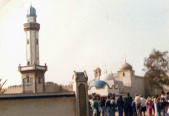 Toegangspoort tot het <a href="/lemma/Fata_Morganaplein" title="Fata Morganaplein">Fata Morganaplein</a> in haar openingsjaar <span class="redlink">1986</span>