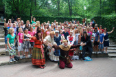 Kinderen van lokale basisscholen gaan op de foto nadat ze een liedje van hun eindmusical ten gehore gebracht hebben ter gelegenheid van de Dag van het Sprookje, 7 juli 2010.