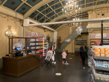 Kassa&#039;s in het <a href="/lemma/Warenhuis" title="Warenhuis">Warenhuis</a>, supermarkt in het <a href="/lemma/Carrouseltheater" title="Carrouseltheater">Carrouseltheater</a>, in december 2020 - Foto: Eftepedia