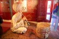 De <a href="/lemma/Vliegende_Fakir" class="mw-redirect" title="Vliegende Fakir">Vliegende Fakir</a> in een vitrine in de tentoonstelling <a href="/lemma/50_jaar_%27De_Tuinman_en_de_Fakir%27" title="50 jaar &#039;De Tuinman en de Fakir&#039;">50 jaar &#039;De Tuinman en de Fakir&#039;</a>. (Foto: Ramon Heeren, 2008)