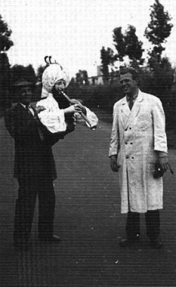 Henk Knuivers (r) met collega Cor Kolsteren, al werkend aan de Vliegende Fakir in 1957