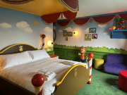 De <a href="/lemma/Jokie_%26_Jet_Suite" title="Jokie &amp; Jet Suite">Jokie &amp; Jet Suite</a>
