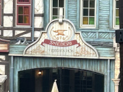 <a href="/lemma/Raveleijn" title="Raveleijn">Raveleijn</a>, gevelbord in de arena: Smederij &#039;t IJzeren rOs (Rudy Vissers, Olaf Vugts, Sander de Bruijn)