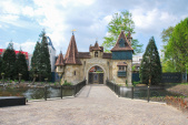 Magische Stadspoort in vergevorderde fase, tijdens de viering van het hoogste punt van <a href="/lemma/Raveleijn" title="Raveleijn">Raveleijn</a> in mei <a href="/lemma/2010" title="2010">2010</a>