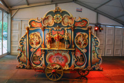 <a href="/lemma/De_Melodijn" title="De Melodijn">De Melodijn</a> in de tent op de <a href="/lemma/Speelweide" title="Speelweide">Speelweide</a> waar <a href="/lemma/Circus_Anton_Pieck" title="Circus Anton Pieck">Circus Anton Pieck</a> speelde in september <span class="redlink">2009</span>