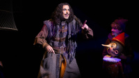 <a href="/lemma/Ara_Halici" title="Ara Halici">Ara Halici</a> als signore Pericolo in <a href="/lemma/Pinokkio_(musical)" title="Pinokkio (musical)">Pinokkio (musical)</a>