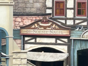 <a href="/lemma/Raveleijn" title="Raveleijn">Raveleijn</a>, gevelbord in de arena: schrijnwerkerij De Noeste Nagel