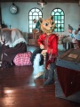 In het <a href="/lemma/Sprookjesstation" title="Sprookjesstation">Sprookjesstation</a>, op de voorgrond de <a href="/lemma/Gelaarsde_Kat" class="mw-redirect" title="Gelaarsde Kat">Gelaarsde Kat</a> met erachter de heks en nog verder erachter enkele <a href="/lemma/Laaf" title="Laaf">Laven</a> die op de trein wachten en de stationsklok.