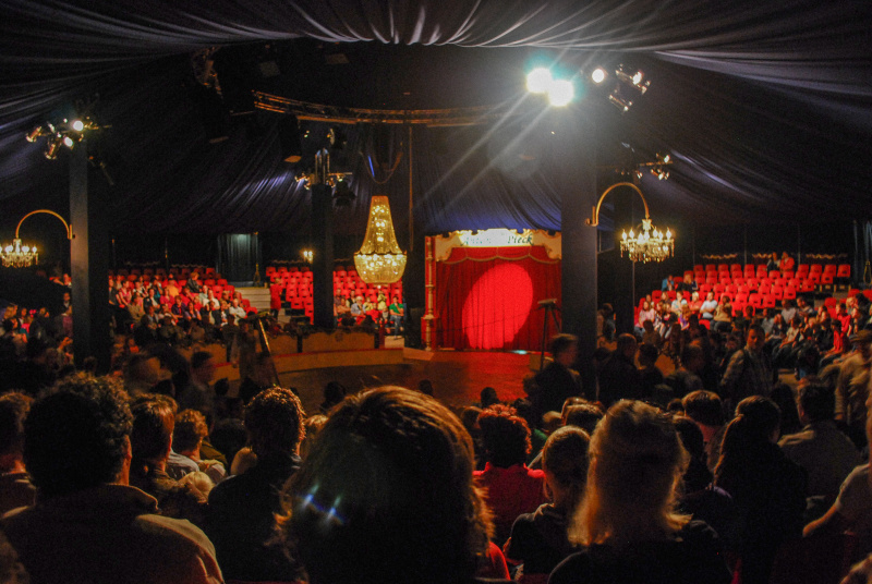 Bestand:Circus-antonpieck-speelweide-sept09.jpg