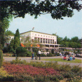 Het <a href="/lemma/Caf%C3%A9-Restaurant" title="Café-Restaurant">Café-Restaurant</a> aan de Siervijver vermoedelijk eind jaren zeventig, met beige parasols