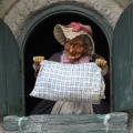 Foto: Jos | Vrouw Holle klopt haar kussen uit {{Intern|Foto: Jos, 2009}}