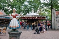 De carrousel aan het Anton Pieckplein‎