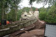 Onderhoud aan het kasteel van <a href="/lemma/Doornroosje" title="Doornroosje">Doornroosje</a> in de winter van 2023 / 2024.