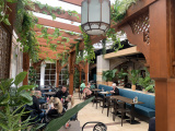 <a href="/lemma/Kashba" title="Kashba">Kashba</a>, pergola met (kunst)planten in het zitgedeelte van het zelfbedieningsrestaurant, april 2023
