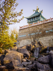 Zijaanzicht <a href="/lemma/De_Chinese_Nachtegaal" title="De Chinese Nachtegaal">De Chinese Nachtegaal</a>, met waterval, maart 2018