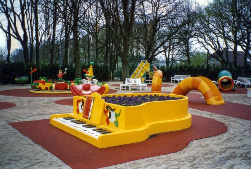 Bestand:Kleuterhof-openingsjaar-05.jpg