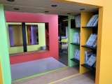 Boekenplanken in de jeugdbibliotheek van de Tilburgse Bibliotheek De LocHal - Februari 2019