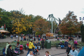 <a href="/lemma/Ruigrijkplein" title="Ruigrijkplein">Ruigrijkplein</a> met de <a href="/lemma/Halve_Maen" title="Halve Maen">Halve Maen</a>, <a href="/lemma/De_Oude_Tufferbaan" title="De Oude Tufferbaan">De Oude Tufferbaan</a> en een <a href="/lemma/Unox-kraam" title="Unox-kraam">Unox-kraam</a> in oktober <a href="/lemma/2009" title="2009">2009</a>