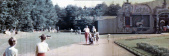 Picknicken rondom de <a href="/lemma/Stoomcarrousel" title="Stoomcarrousel">Stoomcarrousel</a>, op de plek waar tegenwoordig de <a href="/lemma/Waterorgelfoyer" class="mw-redirect" title="Waterorgelfoyer">Waterorgelfoyer</a> staat, op de achtergrond de <a href="/lemma/Rolschaatsbaan" title="Rolschaatsbaan">Rolschaatsbaan</a>, begin jaren zestig
