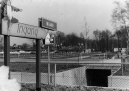 Foto van parkeerterrein West met <a href="/lemma/Ingang_West" title="Ingang West">Ingang West</a>