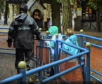 <a href="/lemma/Personeelskleding" title="Personeelskleding">Efteling-regenpak</a> in gebruik bij de <a href="/lemma/Jeepmolen" title="Jeepmolen">Jeepmolen</a> in 1988