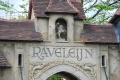 Poort van <a href="/lemma/Raveleijn" title="Raveleijn">Raveleijn</a> met opschrift &#039;&#039;Raveleijn&#039;&#039;.