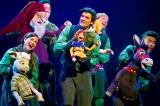 Scène uit &#039;Sprookjesboom de Musical: een gi-ga-gantisch avontuur&#039; met Geitje Benjamin, Klein Duimpje en Ezel, 12 oktober 2013.