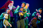 Scène uit &#039;Sprookjesboom de Musical: een gi-ga-gantisch avontuur&#039; met Geitje Benjamin, Klein Duimpje en Ezel, 12 oktober 2013.